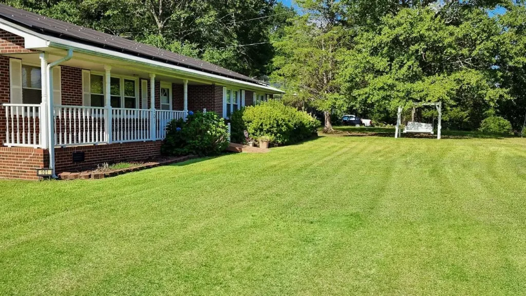 Single-story home with a clean, well-kept front lawn serviced by Jason Yard Scaping in Greenville, SC.